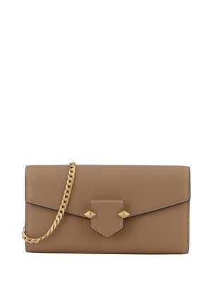 Pochette en cuir texturé camel avec bandoulière chaîne dorée et fermoir géométrique doré sur le rabat avant.