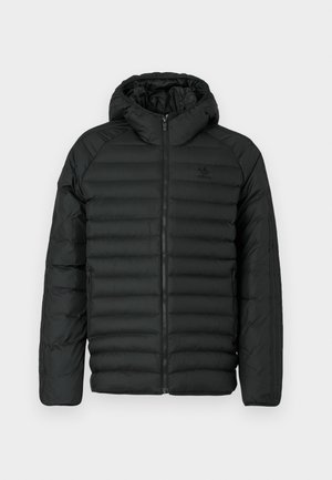 Sort pufferjakke med hætte, med quiltet design, lynlås lukning og sidelommer. Lavet af letvægts, vandafvisende materiale.