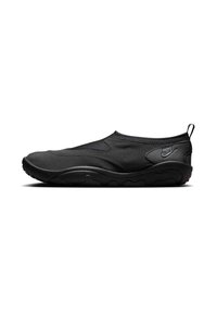Ολομαύρο παπούτσι Nike τύπου slip-on με υφασμάτινο άνω μέρος με υφή, ελαστική σόλα και θηλιά έλξης στη φτέρνα, εμφανιζόμενο σε πλάγια όψη δεξιάς πλευράς.