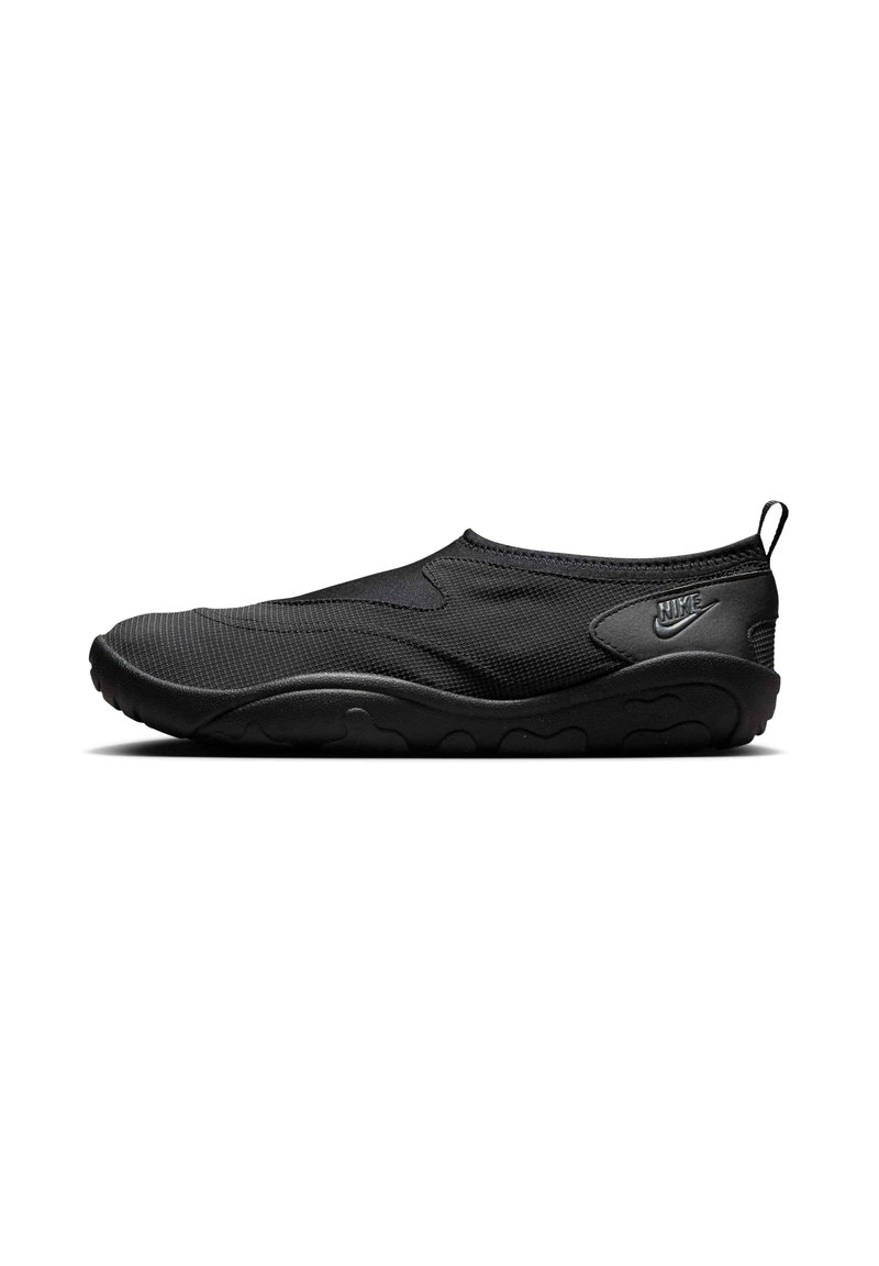 Ολομαύρο παπούτσι Nike τύπου slip-on με υφασμάτινο άνω μέρος με υφή, ελαστική σόλα και θηλιά έλξης στη φτέρνα, εμφανιζόμενο σε πλάγια όψη δεξιάς πλευράς.