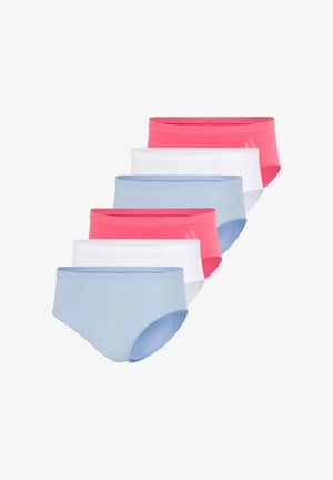 Sześć par bezszwowych damskich majtek w naprzemiennych kolorach różowym, białym i jasnoniebieskim, ułożonych ukośnie na białym tle.