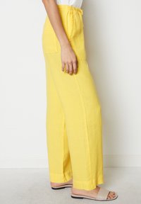 Marc O'Polo PANTS JOGGER STYLE STRAIGHT LEG MEDIUM WAIST DRAWSTRING - Broek - corn yellow