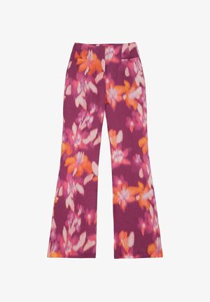 Pantalones de pierna ancha morados con estampados florales abstractos en rosa, naranja y blanco y una cinturilla ajustada.