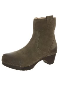 Ruske nubuk ankle boot sa niskim drvenim potplatom, zaobljenim vrhom i petnom petljicom, sa vidljivim šavovima i metalnim zakovicama duž đona.