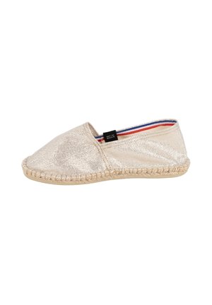 Espadrille beige à enfiler avec semelle tissée, tige en tissu et petite étiquette noire sur le côté.