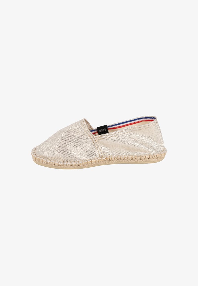 Espadrille beige à enfiler avec semelle tissée, tige en tissu et petite étiquette noire sur le côté.