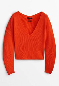 Pull en maille côtelée orange vif à manches longues avec un col en V profond et une coupe légèrement courte, posé à plat sur un fond blanc.