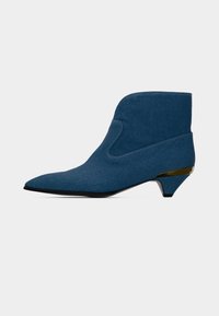 Μπλε μποτάκι αστραγάλου με μυτερή μύτη, χαμηλό τακούνι kitten με χρυσή λεπτομέρεια και ομαλό, άψογο σχέδιο.