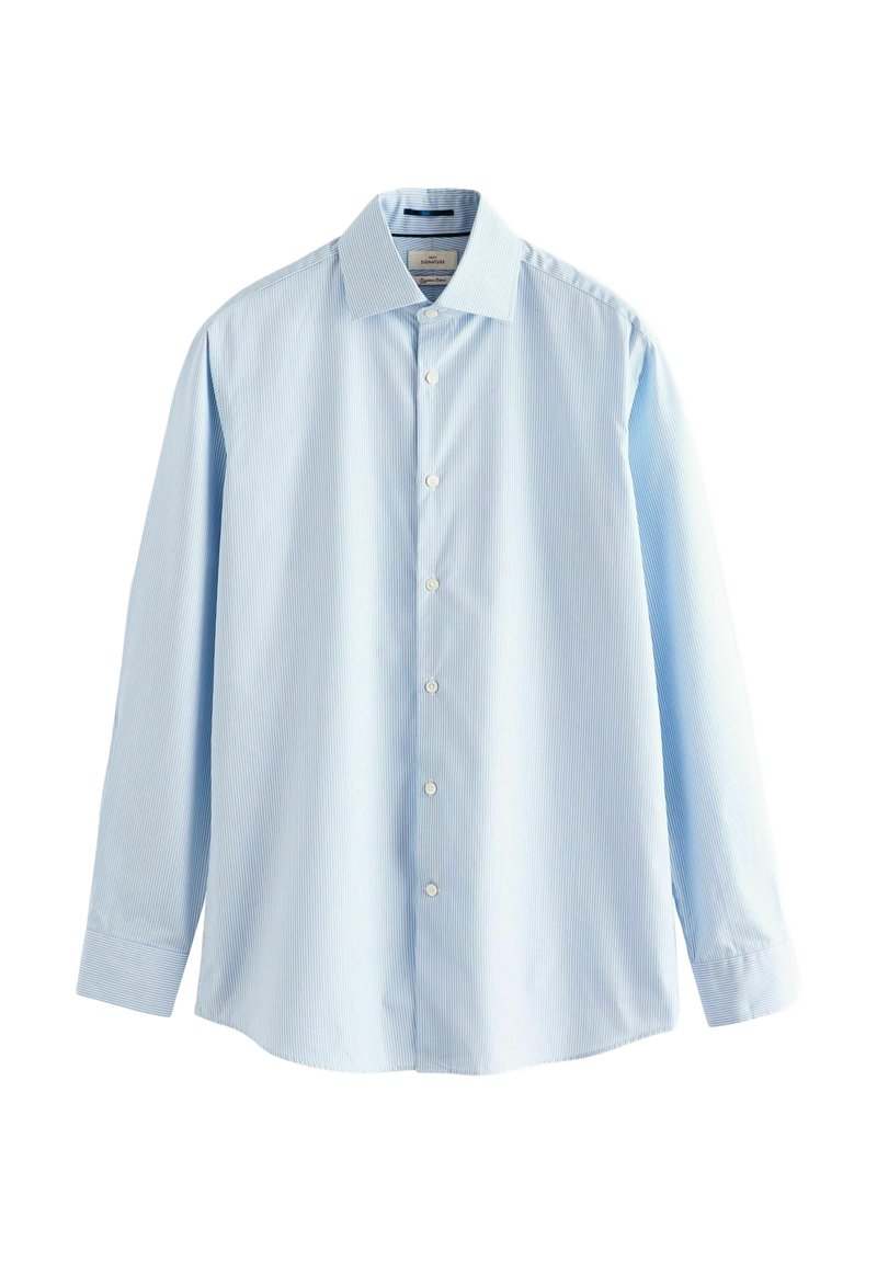 Chemise boutonnée bleu clair à manches longues avec un motif rayé subtil, fabriquée en tissu tissé, dotée d'un col classique et d'une fermeture à boutons.