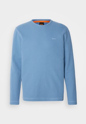 Himmelblaues Langarmshirt mit geripptem Stoff. Es hat einen runden Halsausschnitt und ein kleines gesticktes "BOSS"-Logo auf der Brust.
