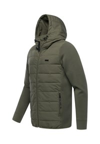 Oliivinvihreä takkki, jossa on tikattu etuosa, sileät hihat, säädettävä huppu ja vetoketjulliset sivutaskut. Valmistettu sekoitemateriaaleista.