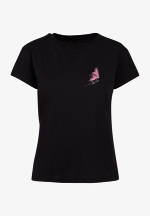 T-shirt en coton noir à manches courtes et col rond, arborant un motif de papillon rose sur le côté gauche de la poitrine.