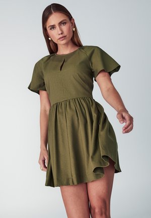 Olive zelena obleka s kratkimi, letečimi rokavi, pasnim šivom in raztegnjeno krilo s čipkastim robom ter majhno odprtino spredaj.
