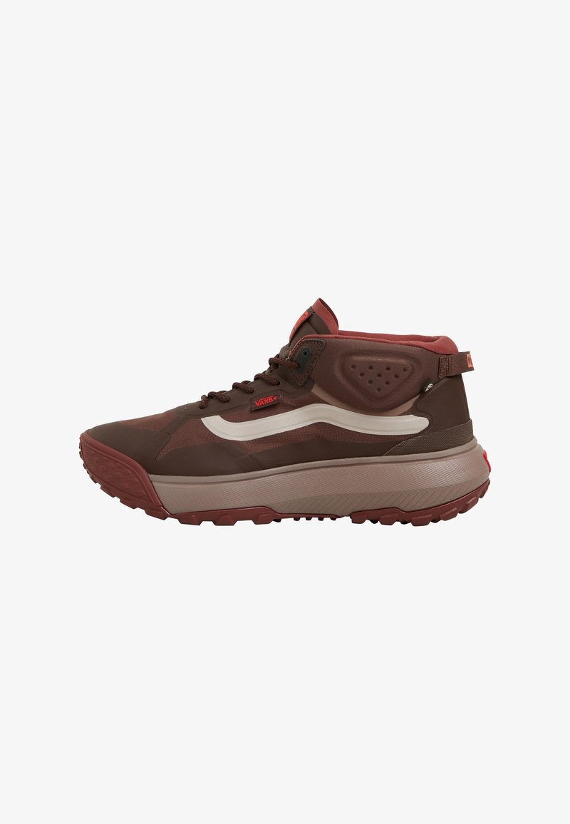 Baskets montantes Vans marron et rouge avec une semelle épaisse beige, une bande latérale blanche, un devant à lacets et un col de cheville rembourré.