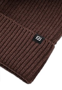Brązowa, prążkowana czapka beanie z podwiniętym brzegiem, z czarną metką z białym logo "PJ". Gruba struktura, zapewniająca ciepło i osłonę.