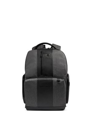 Mochila de color negro y gris oscuro con múltiples compartimentos con cremallera, asa superior acolchada y correas de hombro ajustables, de pie sobre un fondo blanco.