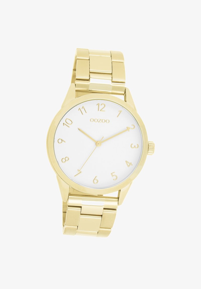 Montre en métal doré avec un cadran blanc rond, des chiffres arabes et des aiguilles dorées. Comprend un bracelet doré assorti au design en maillons.