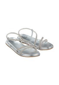Srebrne płaskie sandały z plecioną konstrukcją, metalicznym wykończeniem i wyściółką w podeszwie. Posiadają elastyczną podeszwę i minimalistyczny styl.