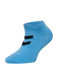 Blå ankelstrumpa med ribbat mudd, mjukt material och svart chevronmönster på sidan, designad för komfort och passform.