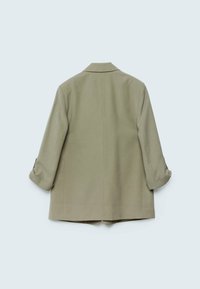Blazer verde oliva chiaro in tessuto strutturato, con colletto classico, maniche a tre quarti e orlo leggermente curvato.