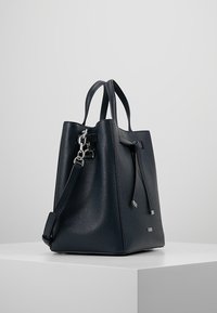 Borsa a tracolla in pelle color navy con finitura testurizzata, doppi manici superiori, tracolla rimovibile e dettagli in metallo color argento.