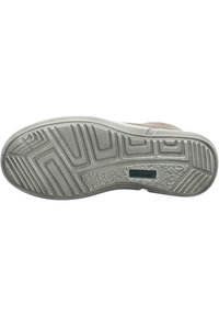 Podeszwa sneakersów z teksturowanej szarej gumy z bieżnikiem, zapewniająca przyczepność. Zawiera zielony akcent logo po boku.