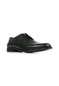 Scarpa oxford in pelle nera con finitura liscia, punta rotonda e design con lacci. Presenta un tacco basso e pochi accenti decorativi.