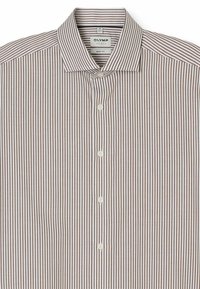 Hemd mit Knopfleiste und gestreiftem Muster in Weiß- und Brauntönen, aus leichtem Stoff, mit klassischem Kragen und regulärer Knopfverschluss.