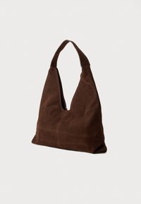 Brun ruskind hobo-taske med en afslappet form, bred skulderrem og dyb V-cut ved åbningen. Glat tekstur og minimalistisk design.
