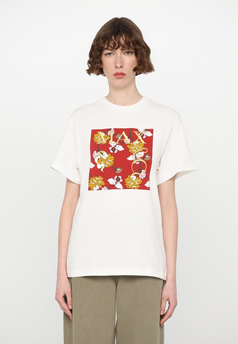 T-shirt in cotone bianco con una grafica rossa caratterizzata da motivi floreali e la parola "MAX" in lettere dorate. Maniche corte e vestibilità rilassata.