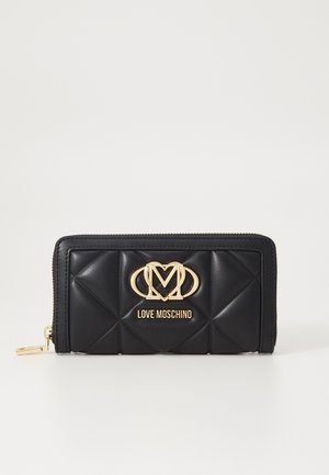 Portafoglio in pelle trapuntata nera con accessori dorati, che presenta un doppio logo 'M' e il testo 'LOVE MOSCHINO' sul davanti. Dettaglio con chiusura a zip.