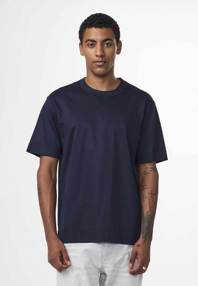 T-shirt a maniche corte blu navy con colletto rotondo e vestibilità comoda. Realizzato in tessuto morbido, presenta cuciture minime e nessun motivo.