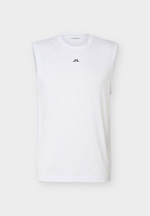 Fehér ujjatlan, kerek nyakú póló kis fekete logóval a nyakvonal alatt középen, egyszínű háttéren.