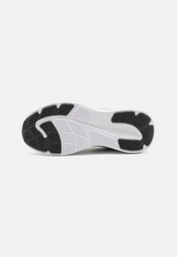Die Schuhsohle verfügt über eine strukturierte schwarze Gummibeschichtung mit weißen Akzenten. Ein dreieckiges Muster in den weißen Bereichen verbessert den Grip und die Stabilität.