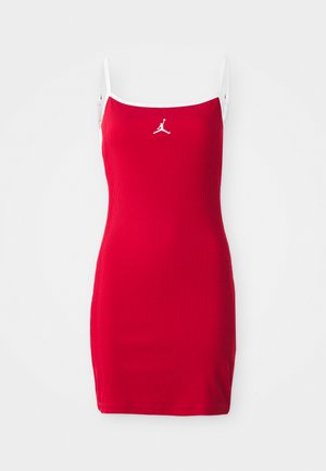 Rød ribbet kjole med spaghetti stropper og hvid kant. Har et hvidt Jumpman-logo centreret på brystet. Kort, tætsiddende silhuet.