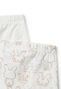 Twee witte babybroekjes met elastische taillebanden; de ene is effen met geborduurde konijn, de andere heeft een patroon van schattige omtrek van konijnengezichten.