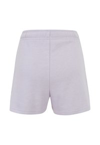 Pantaloni corti in cotone lilla con vita elastica. Design semplice, senza motivi o accessori visibili. Il tessuto ha una texture liscia.