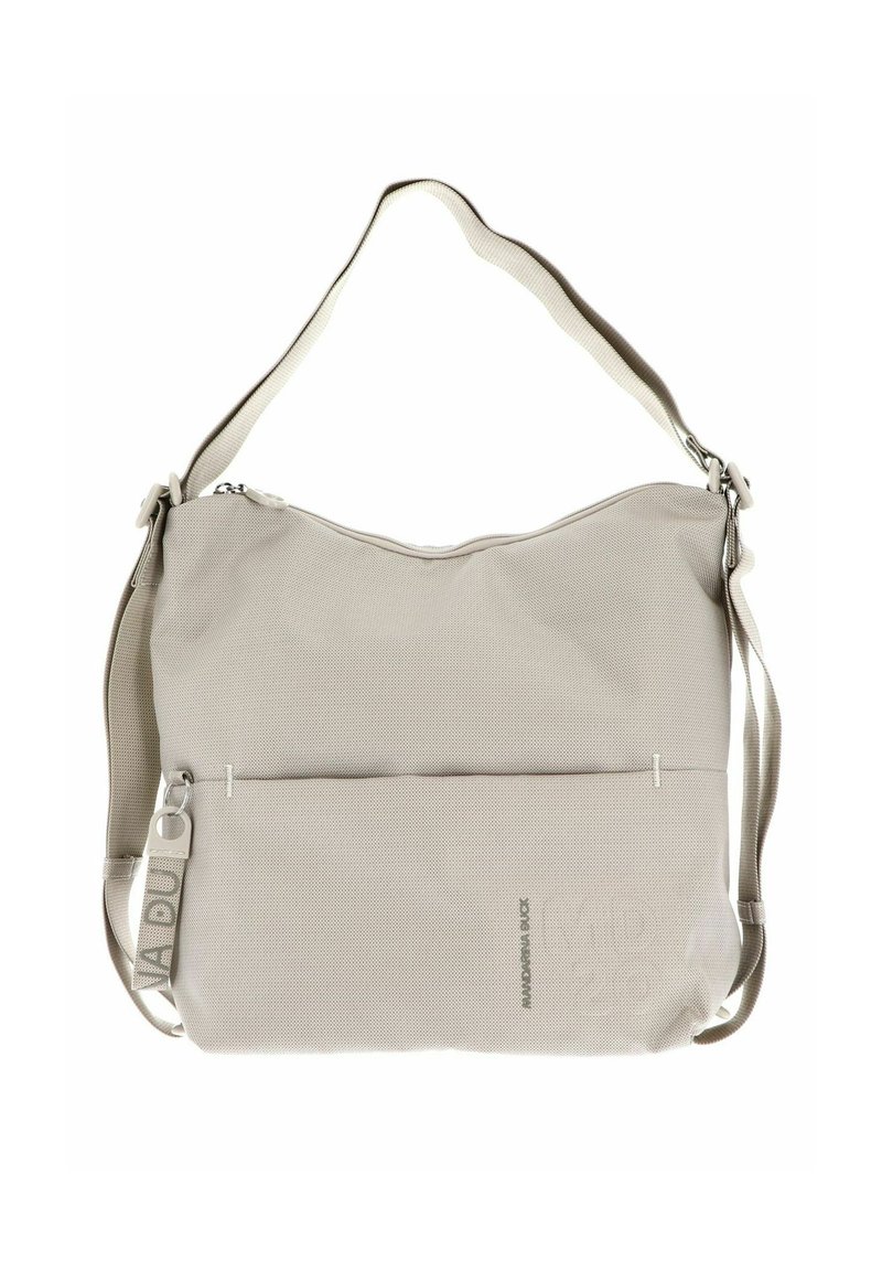 Sac à épaule en tissu beige avec une finition texturée, une bandoulière réglable et une poche avant. Il possède des accessoires en argent et un branding discret.