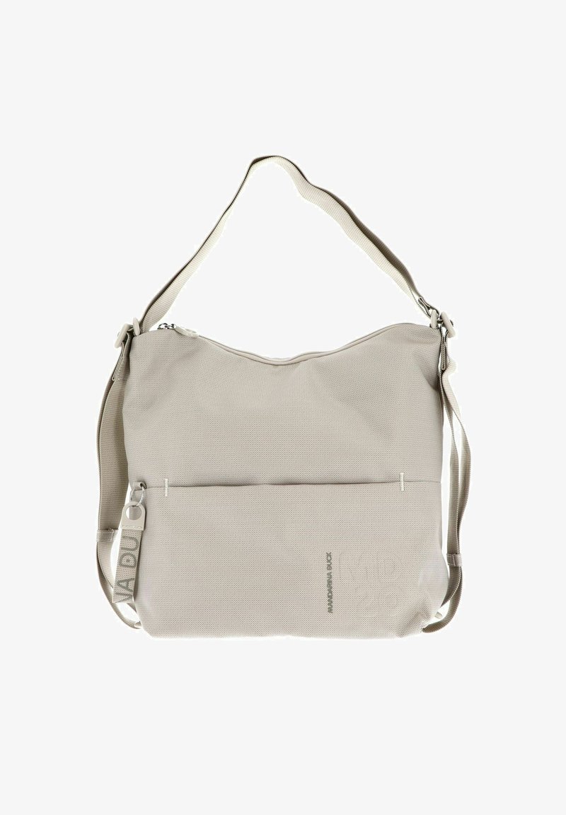 Sac à épaule en tissu beige avec une finition texturée, une bandoulière réglable et une poche avant. Il possède des accessoires en argent et un branding discret.