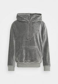 Sudadera de felpa gris con un bolsillo tipo canguro frontal, capucha con cordón y puños acanalados. Presenta un pequeño logo bordado en el pecho.