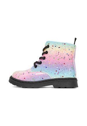 Bunter Stiefelette aus glänzendem Material, mit einem Farbverlauf pastellfarbener Töne und einem gesprenkelten Muster, schwarzen Schnürsenkeln und Gummisohle.