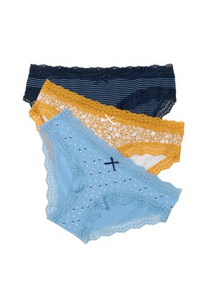 Trois sous-vêtements féminins bordés de dentelle en bleu avec des cœurs, motif floral jaune et rayures bleu marine, chacun avec un petit nœud décoratif à l'avant.