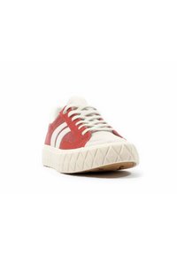 Sneaker in suede rosso e tessuto bianco con suola texturizzata color crema, caratterizzata da un profilo basso, punta rotonda e lacci bianchi sottile.