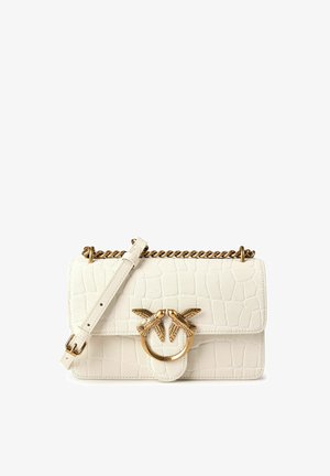 Borsa bianca in pelle con texture a coccodrillo, tracolla a catena dorata e chiusura a calamita a forma di uccello dorato sulla patta frontale.