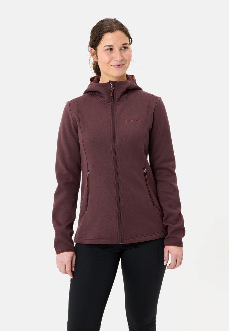 Bordeaux fleece jack met rits aan de voorkant, capuchon en twee zijzakken. Heeft contrasterende oranje accenten op de rits en stiksels.