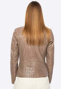 Braune Lederjacke mit figurnaher Passform, gesteppter Textur im Rücken und glatter Oberfläche. Lange Ärmel und minimale Hardware-Details.