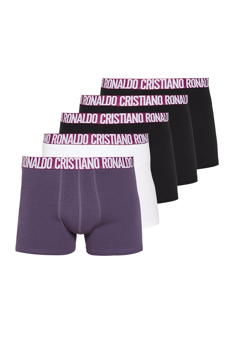 Cinco pares de calzoncillos tipo boxer para hombres en colores negro, blanco y púrpura, cada uno con una cinturilla de marca que dice "Cristiano Ronaldo."