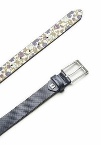 Blumenmuster-Lederband in Creme, Lila und Grün; schwarzes Lederband mit Perforationen; silberne Metallschnalle.