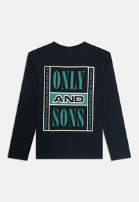 Svart långärmad skjorta med grafisk text i turkos och vitt "ONLY AND SONS" centrerad i en ruta på baksidan, inklusive varumärkesdetaljer på kanterna.