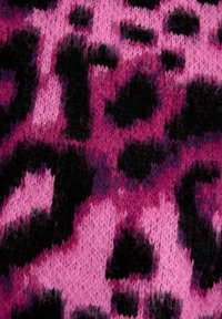 Megztas audinys, kuriame yra drąsus rožinis ir juodas leopardų raštas su įvairiomis violetinės atspalviais, turintis minkštą, tekstūruotą paviršių.